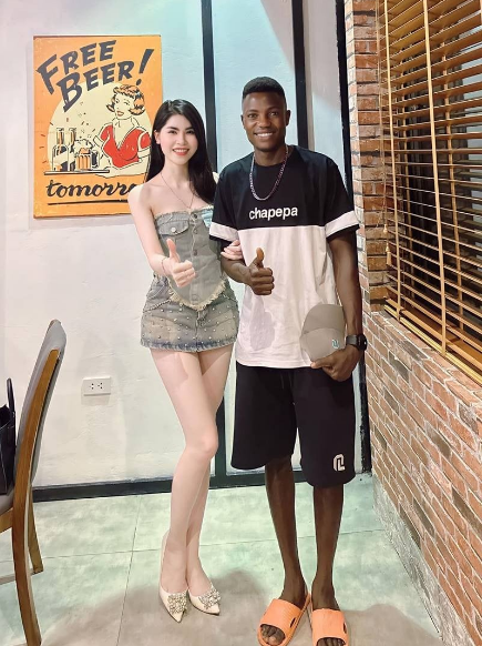 Ngoài ra, Thanh Trà còn chụp ảnh cùng anh chàng Lindo, ngay từ cái nhìn đầu tiên, netizen đã ấn tượng với nhan sắc xinh đẹp và đôi chân dài miên man của cô.