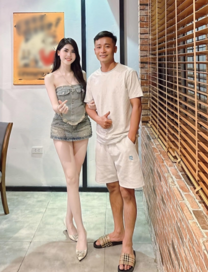 Trong buổi tụ tập gần đây, fanpage Nghệ An bất ngờ đăng ảnh Quang Linh Vlog chụp ảnh thân thiết cùng một cô gái xinh đẹp tên Thanh Trà.