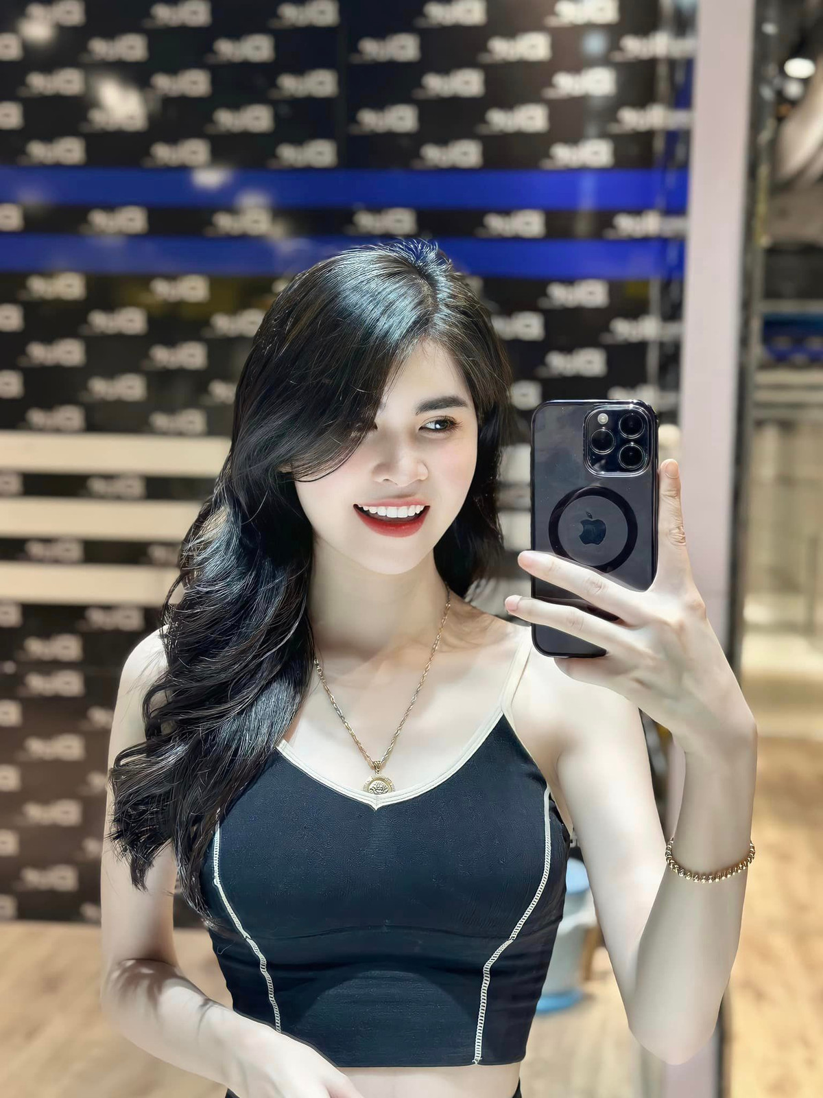 Cô gái này từng gây sốt với hình ảnh xuất hiện trên khán đài sân bóng trong trận Việt Nam gặp Indonesia hồi tháng 1/2023.