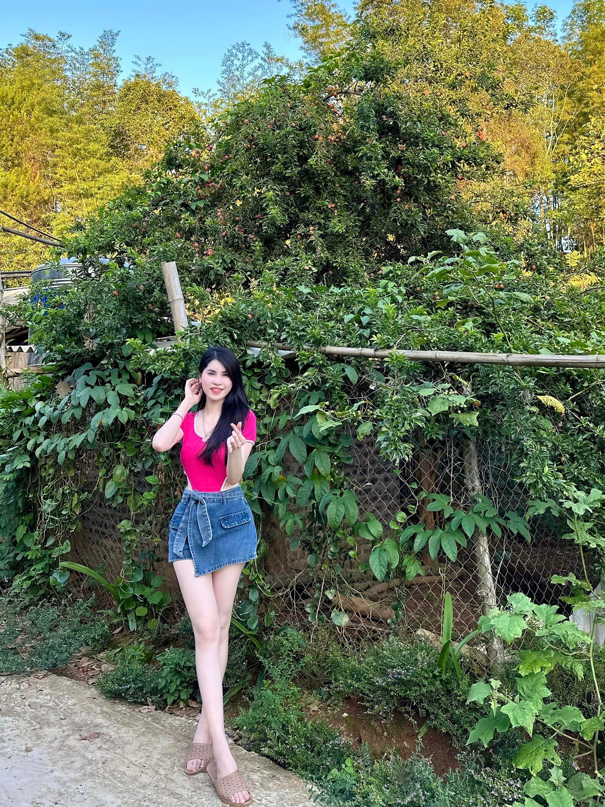 Được biết Thanh Trà là nữ DJ khá có tiếng, cô sinh năm 1999, quê Thái Bình.