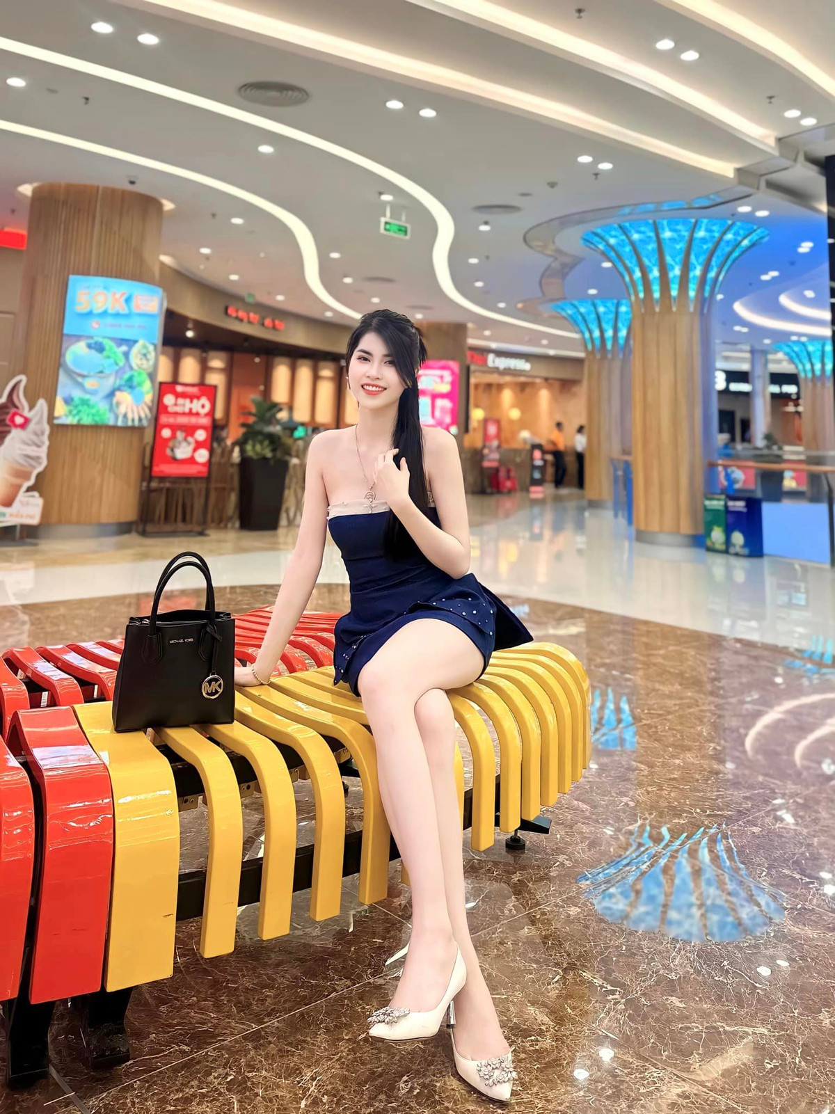 Khi những bức ảnh chụp chung với Quang Linh và Lindo nổi "rần rần" trên mạng xã hội, Thanh Trà trở thành tâm điểm chú ý vì chụp ảnh quá thân mật với Lindo. Trên nhiều hội nhóm, nhiều cư dân bình luận về cô với những từ ngữ khiếm nhã, kém duyên.