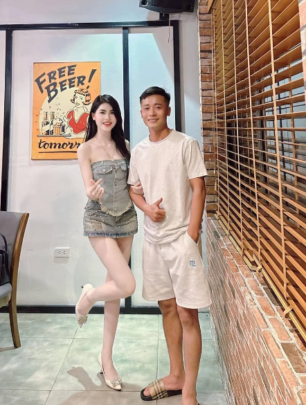 Không những thế, gái xinh này còn khoác tay của nam Youtuber gốc Nghệ An.