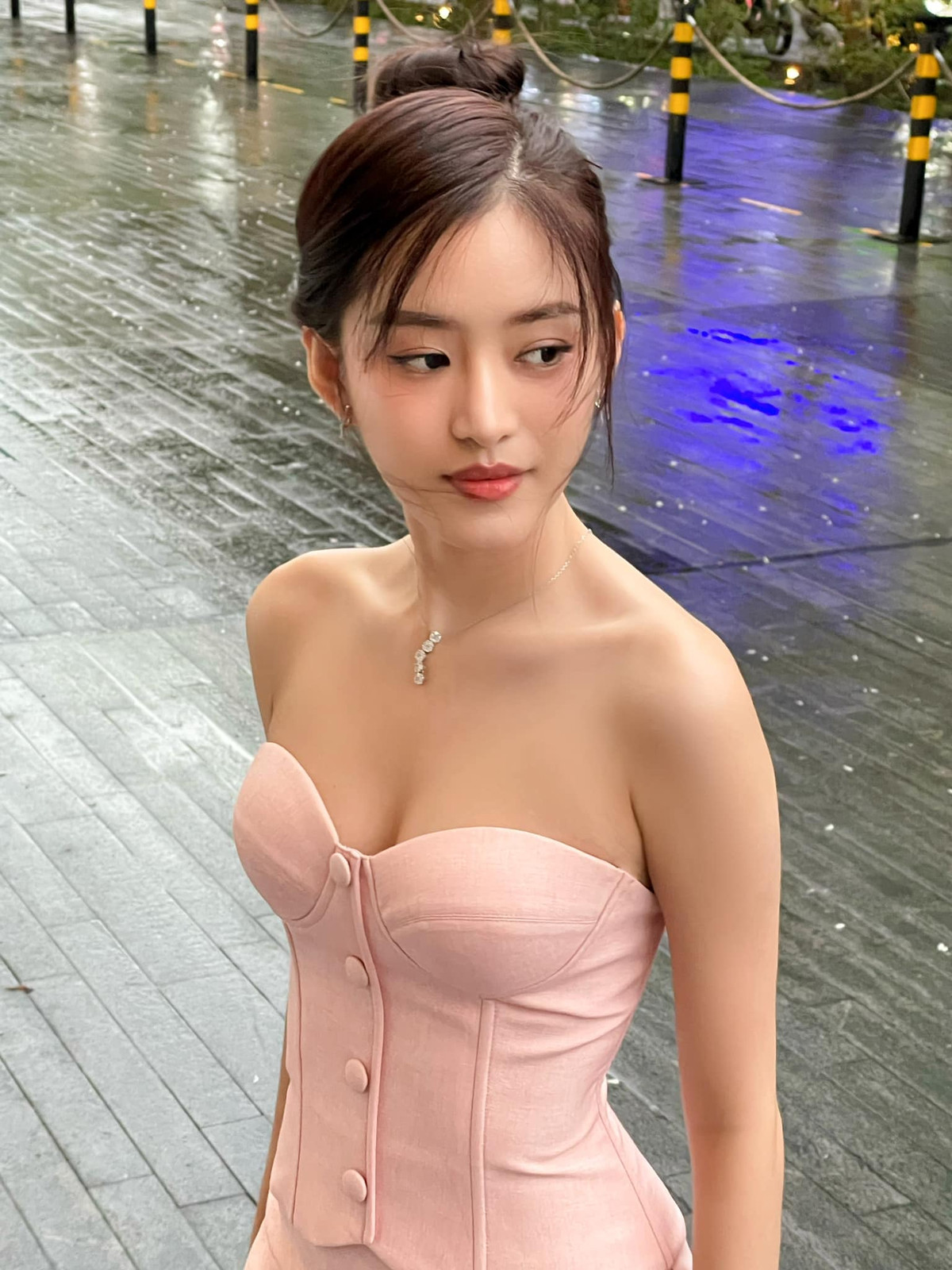 Ngô Thùy Trâm (sinh năm 1999, đến từ Đồng Nai) là hot girl có tiếng, cô hiện làm người mẫu ảnh, diễn viên trẻ tại TP.HCM.