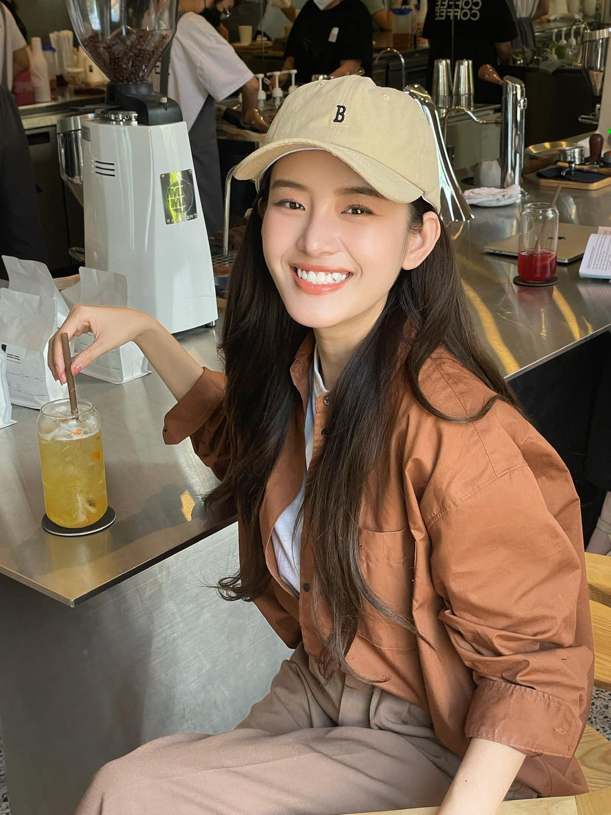 Trâm Ngô được nhận xét có vẻ ngoài xinh đep như nàng thơ, cô có nụ cười ngọt ngào và thân thiện.