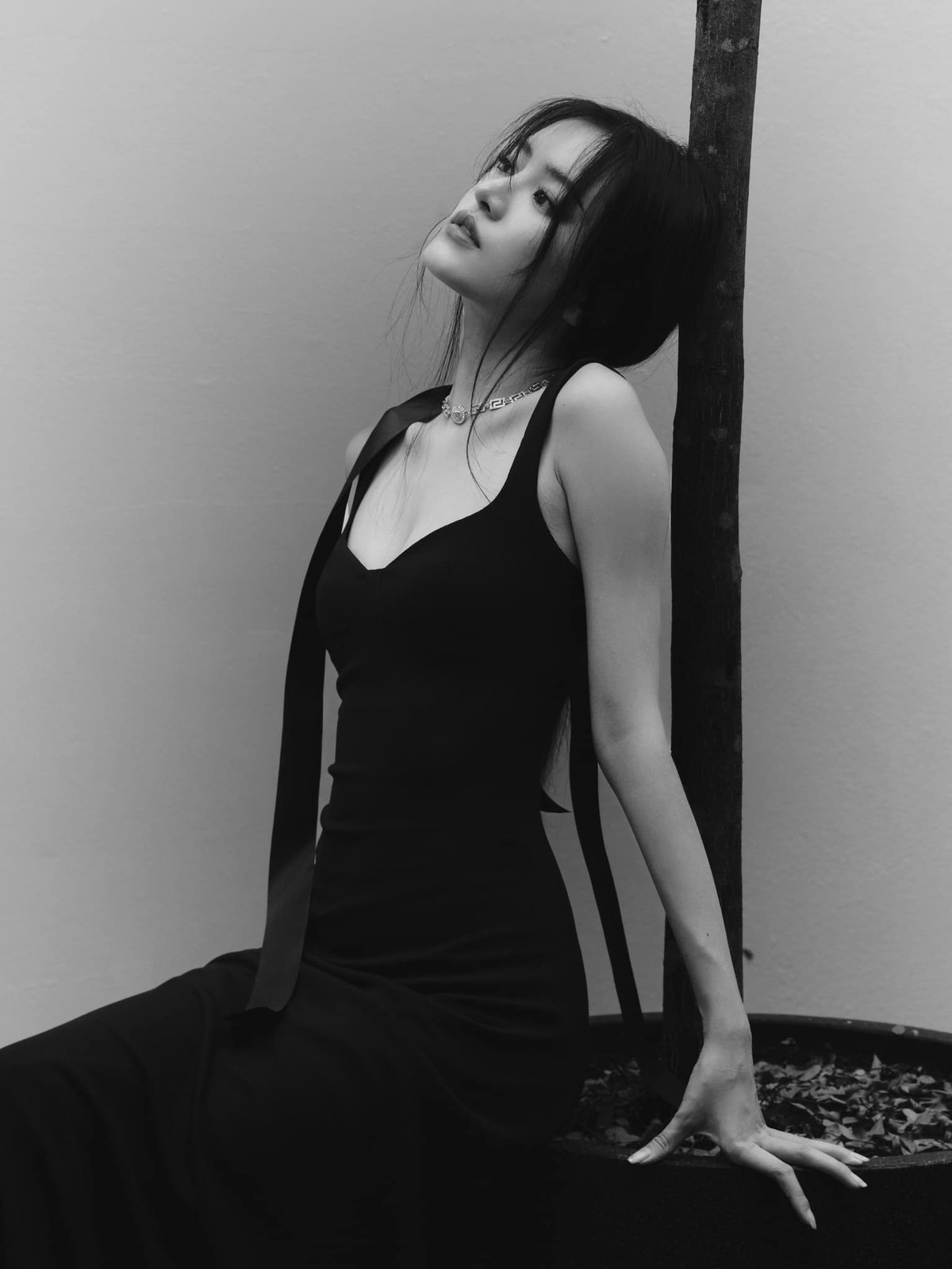 Cô nàng bén duyên với nghệ thuật từ năm 14 tuổi và từ đó phát triển dần ở lĩnh vực mẫu ảnh và diễn xuất.