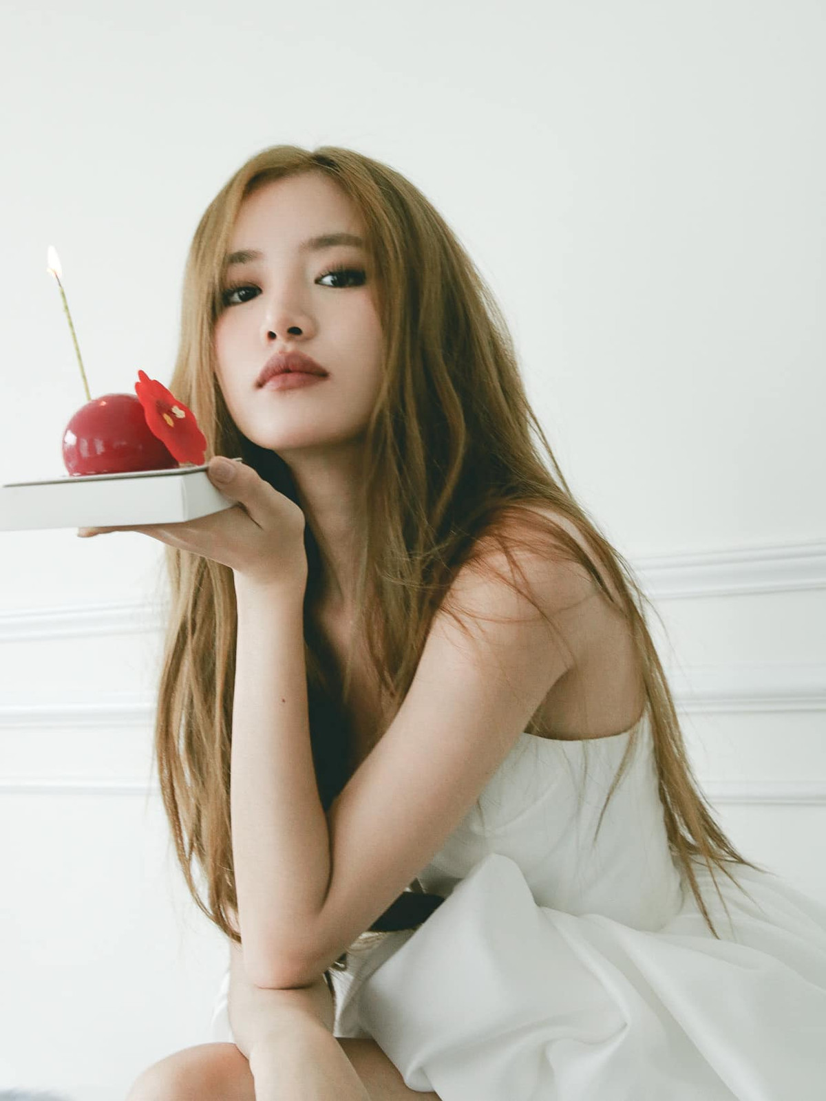 Trâm Ngô được công chúng và cư dân mạng ưu ái gọi là hot girl răng khểnh xinh tươi, một trong những đặc điểm trong vẻ đep thân thiện của cô.