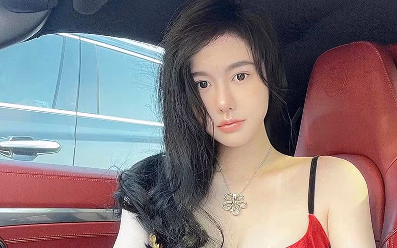 Gái xinh 9X có gương mặt thanh thoát, làn da trắng hồng mịn màng và không tì vết dù trang điểm rất mỏng nhẹ.