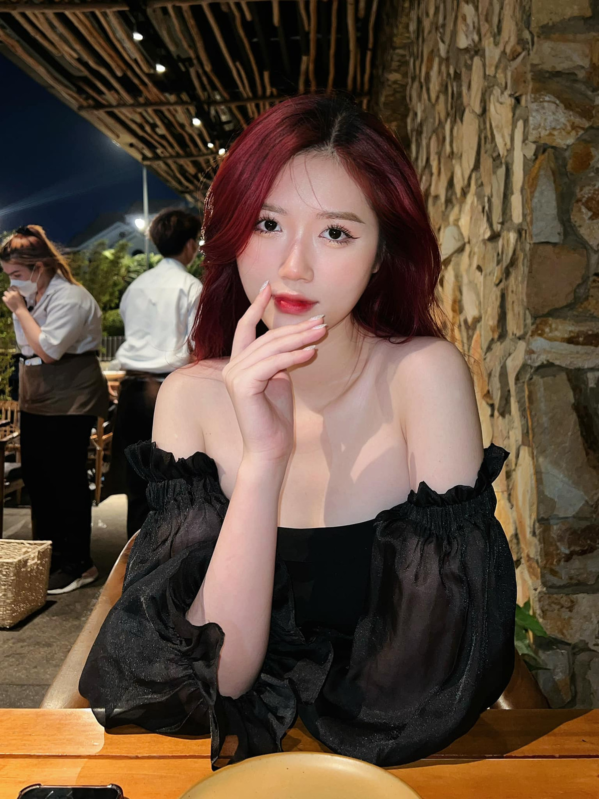 Các nhãn hàng tình cờ biết đến cô qua chương trình "Nóng cùng World Cup", nhận thấy hình ảnh phù hợp nên mời cô nàng làm mẫu quảng cáo.