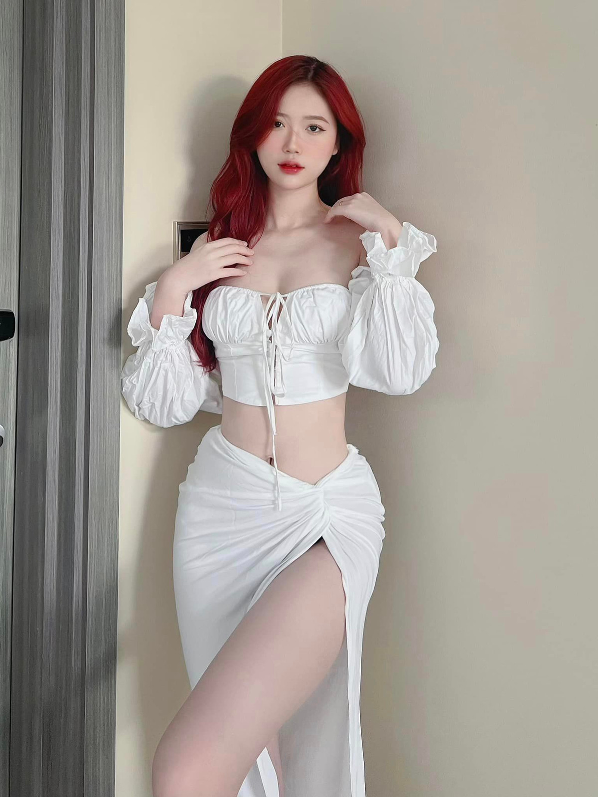 Lan Nhi từng lọt vào top 15 cuộc thi Nét đẹp Tràng An. Cô cũng đạt giải Người đẹp khả ái khi tham dự Hoa khôi thanh lịch 2017.