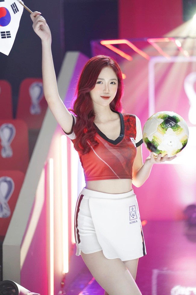 Nguyễn Lan Nhi (sinh năm 2000) là gương mặt nổi bật trong dàn 32 gái xinh "Nóng cùng World Cup 2022".