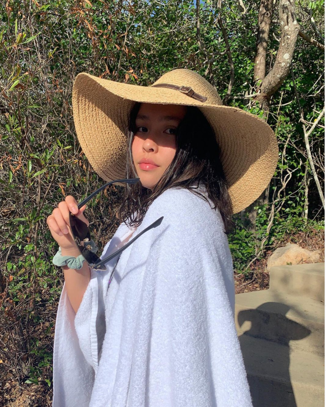 Tuy nhiên, có netizen bày tỏ quan điểm bất ngờ khi Phượng Chanel lại khoe con gái theo cách quá đỗi gợi cảm như thế. Cụ thể, người này nói: "Sao mẹ lại khoe con gái kiểu vậy. Thiếu gì cách khoe".