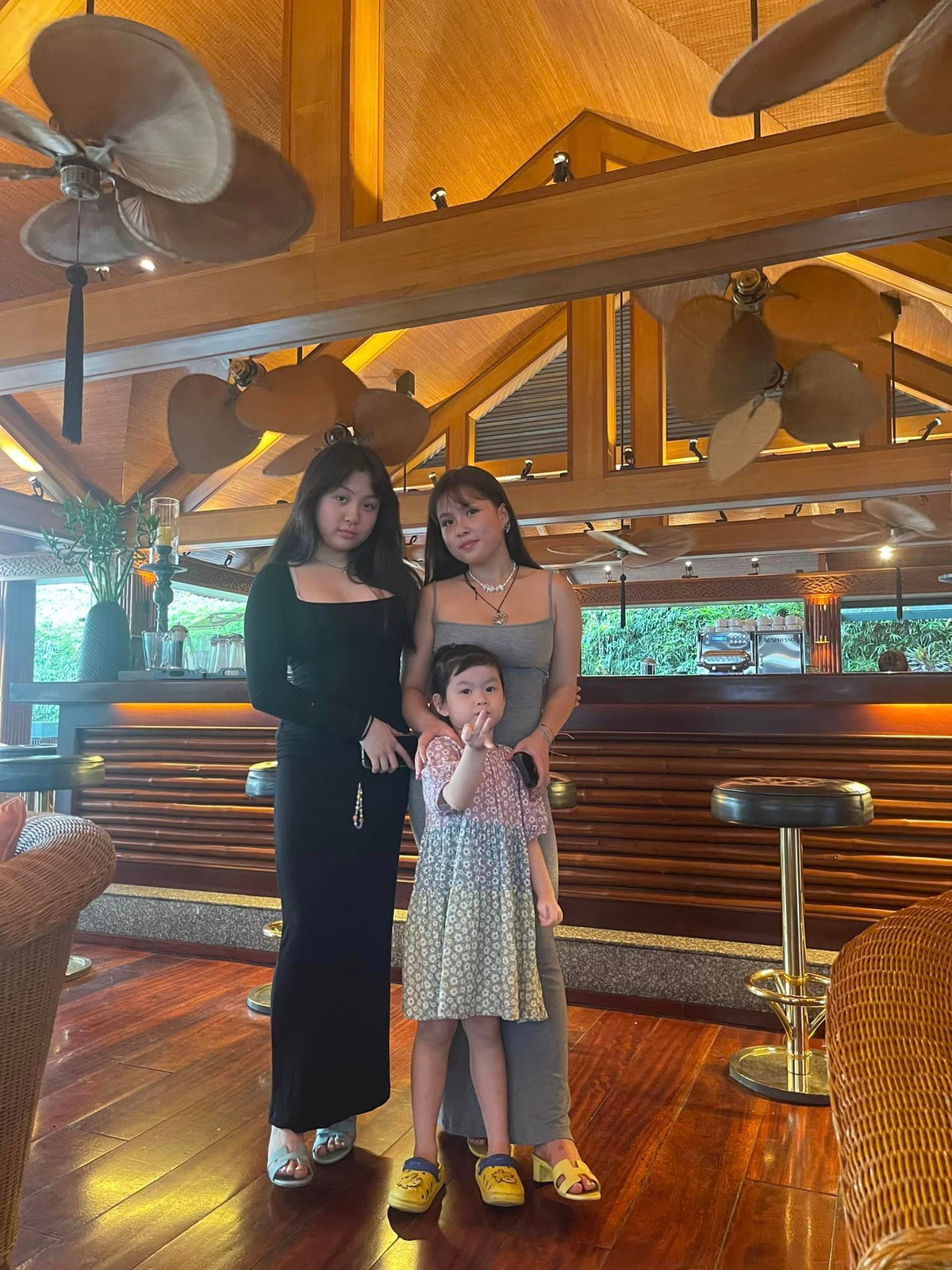 Trong số 3 chị em thì Mỹ Uyên tên đầy đủ là Nguyễn Mỹ Uyên, sinh năm 2003 thường được đại gia Phượng Chanel khoe lên mạng xã hội nhiều nhất.