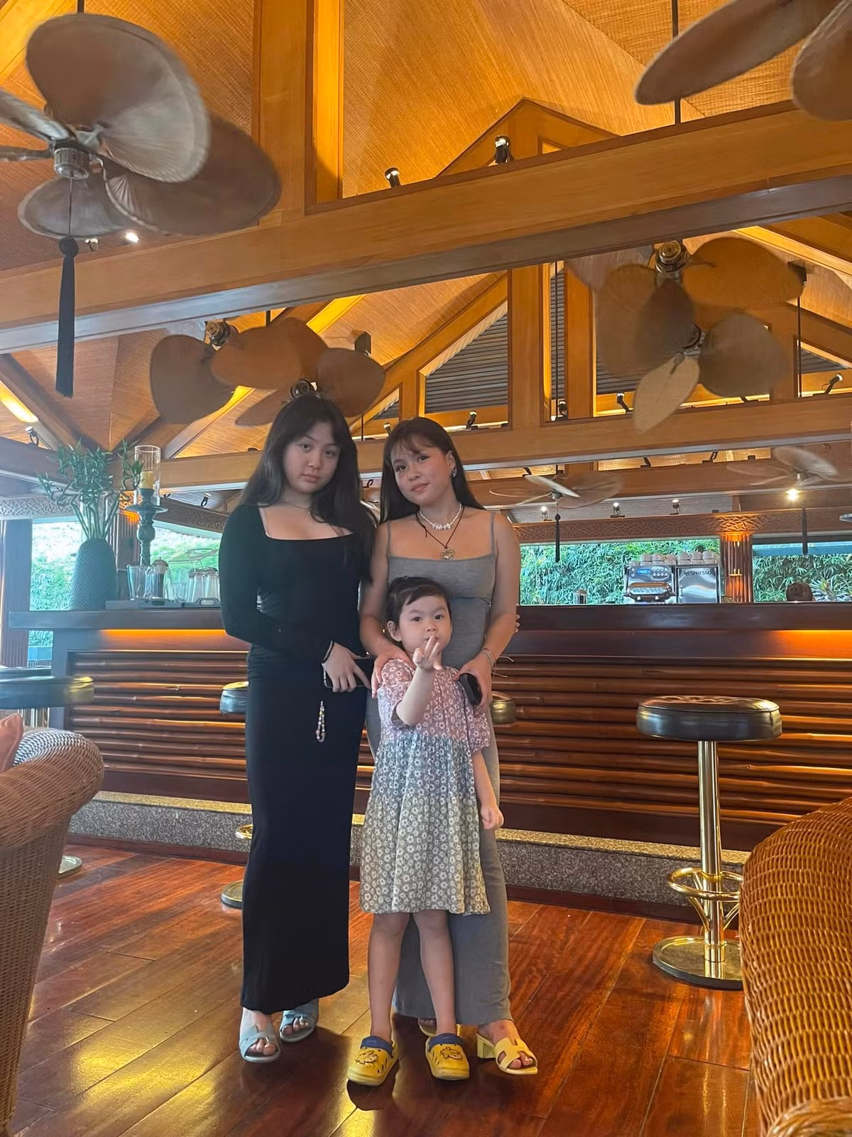 Trong số 3 chị em thì Mỹ Uyên tên đầy đủ là Nguyễn Mỹ Uyên, sinh năm 2003 thường được đại gia Phượng Chanel khoe lên mạng xã hội nhiều nhất.