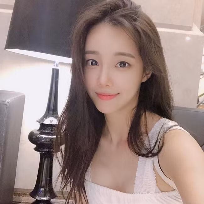 Cũng chính vì lợi nhuận gấp 10 lần từ công việc livestream quảng cáo, Jung So Ra đã từ bỏ công việc tiếp viên hàng không.