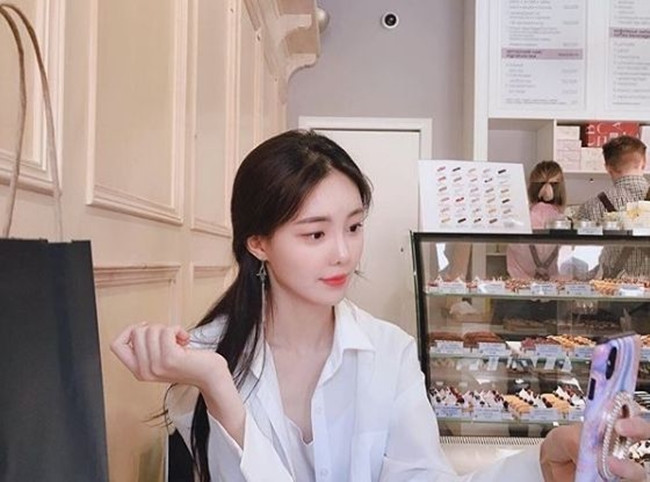 So Ra từng là một tiếp viên hàng không của hãng Korean Air và mức lương cô kiếm được chỉ bằng 1/10 so với công việc hiện tại.