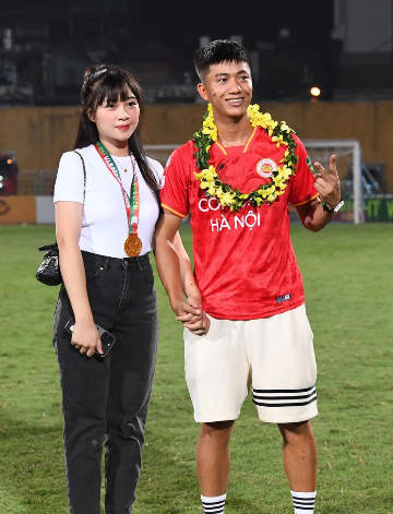 Bên cạnh Hải My, nàng WAG Võ Nhật Linh cũng xuất hiện cổ vũ. Ngày CLB Công an Hà Nội vô địch V.League 2023, Văn Đức chấn thương nên không thi đấu. Nhưng anh góp công vào hành trình xưng vương của đội bóng ngành công an.