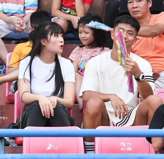 Vợ Phan Văn Đức gây chú ý vì nhan sắc xinh đẹp không cần dùng app sống ảo.