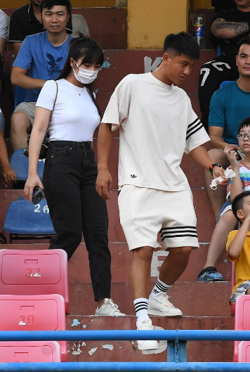 Dù không thể thi đấu nhưng Phan Văn Đức vẫn đến sân cùng vợ và ngồi trên khán đài theo dõi và cổ vũ các đồng đội trong trận đấu cuối cùng của mùa giải.