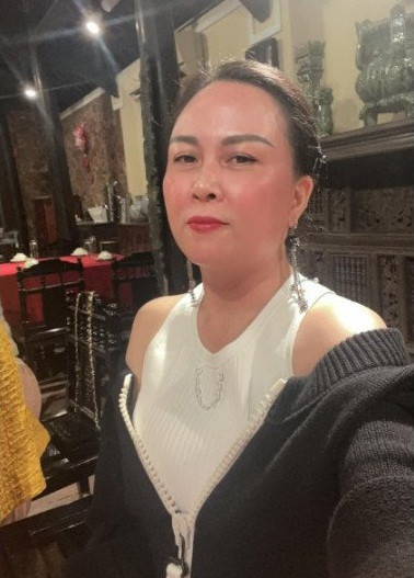 Dù livestream quay chụp nhưng nữ doanh nhân giàu có vẫn rất tự tin với diện mạo mộc mạc của mình.