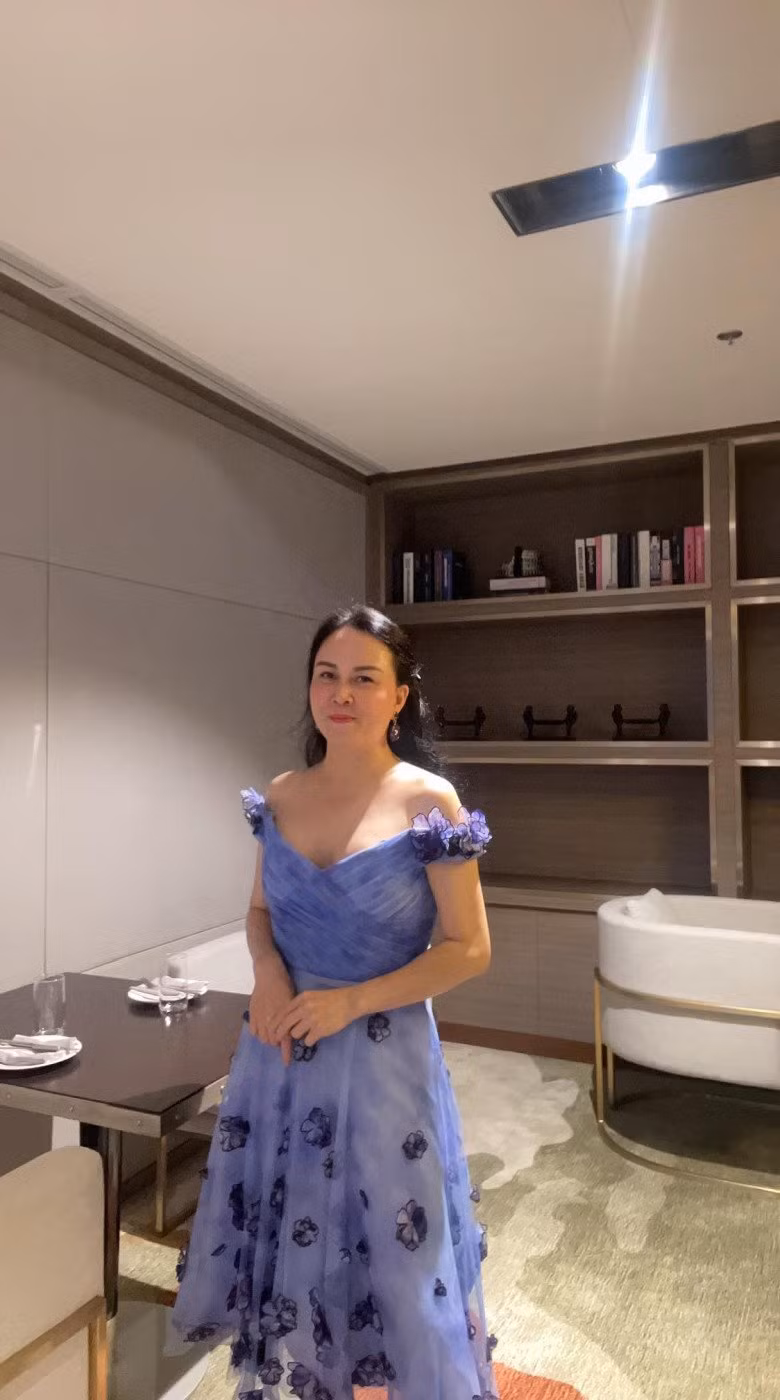 Ở tuổi 46, doanh nhân Phượng Chanel vẫn giữ được làn da trẻ trung, khỏe khoắn, khiến nhiều người trầm trồ.