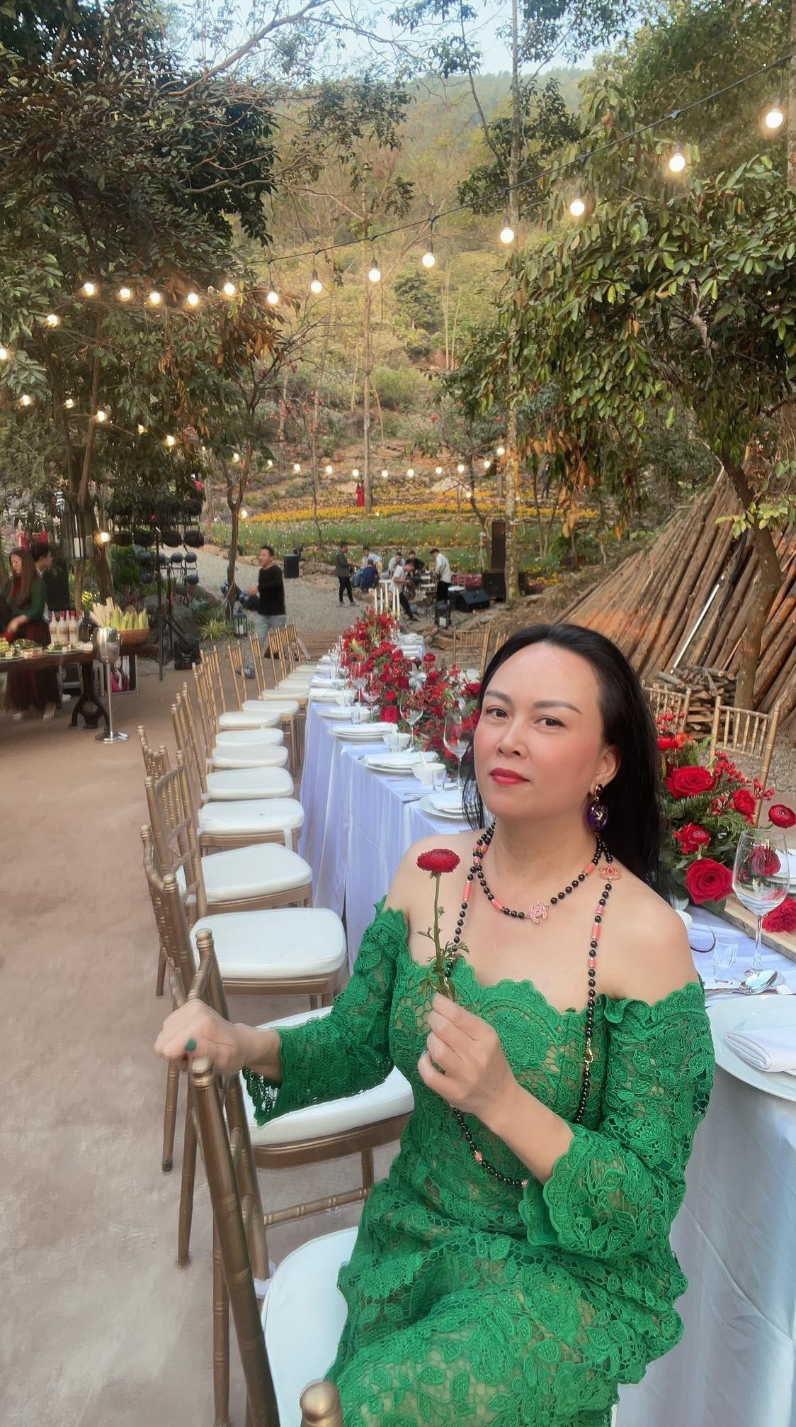 Sau khi chia tay nam tài tử, cuộc sống của bà mẹ đơn thân vẫn vô cùng rộn ràng với những lần tụ họp cùng bạn bè.