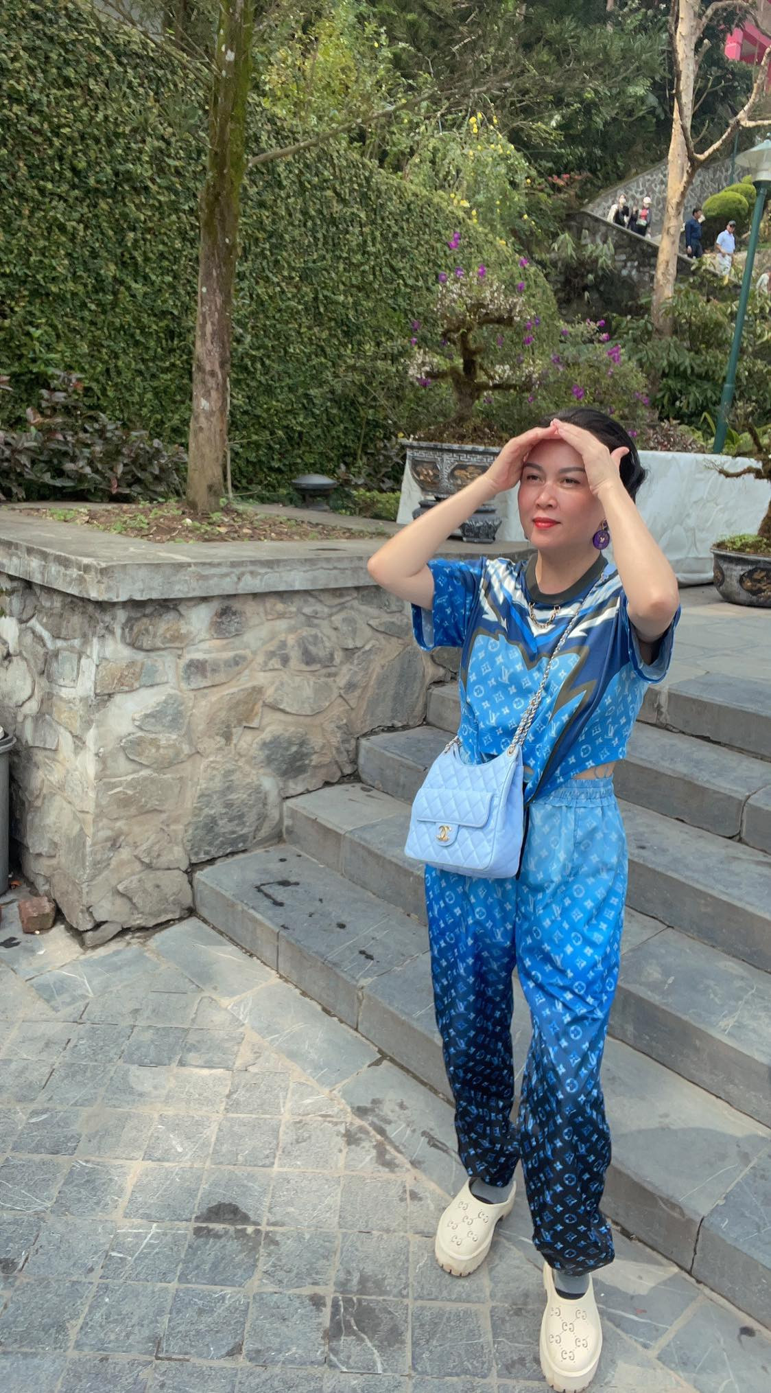 Nữ đại gia còn từng là vợ cũ của nam tài tử Quách Ngọc Ngoan. Sau khi "đường ai nấy đi" với nam diễn viên, bà mẹ 3 con vẫn chẳng 1 ngày ngừng hot.