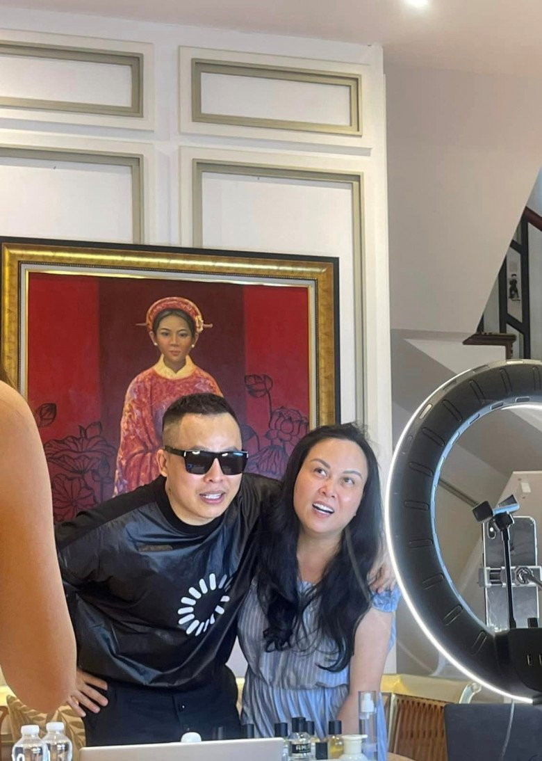 Mới đây, nữ đại gia xứ Thanh vừa đăng tải loạt ảnh mới. Cô chia sẻ chuẩn bị đi ngủ thì bị Vũ Khắc Tiệp dựng dậy bắt livestream.