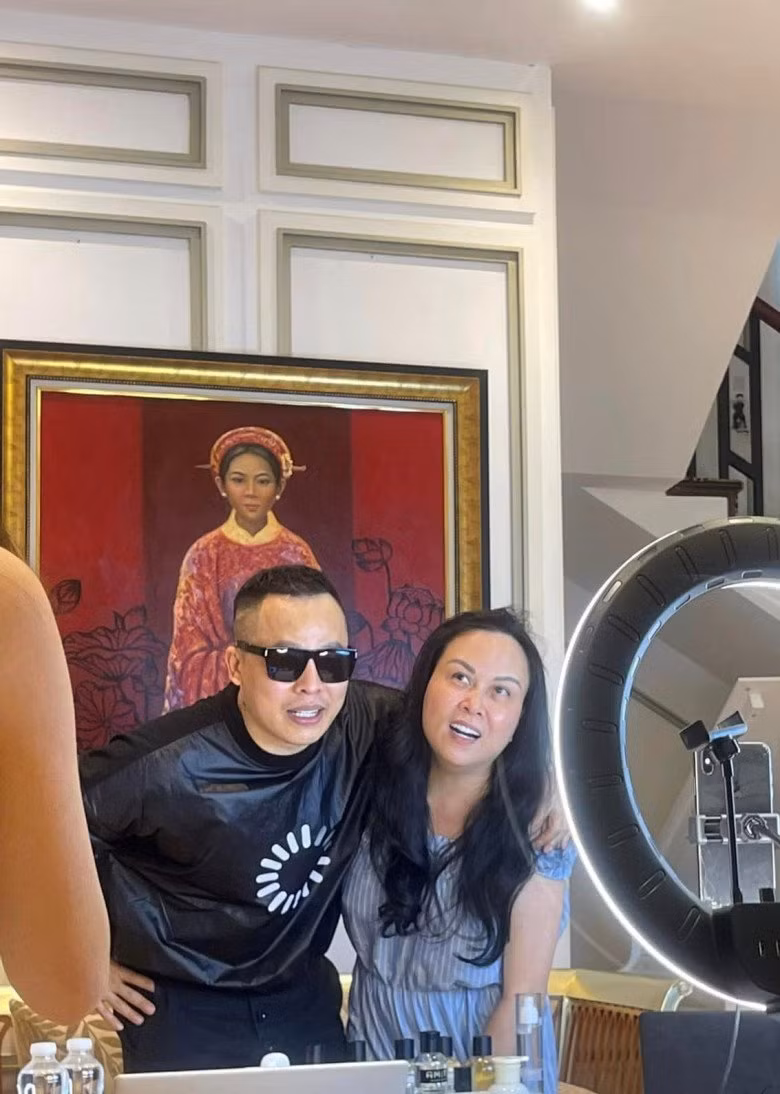 Mới đây, nữ đại gia xứ Thanh vừa đăng tải loạt ảnh mới. Cô chia sẻ chuẩn bị đi ngủ thì bị Vũ Khắc Tiệp dựng dậy bắt livestream.