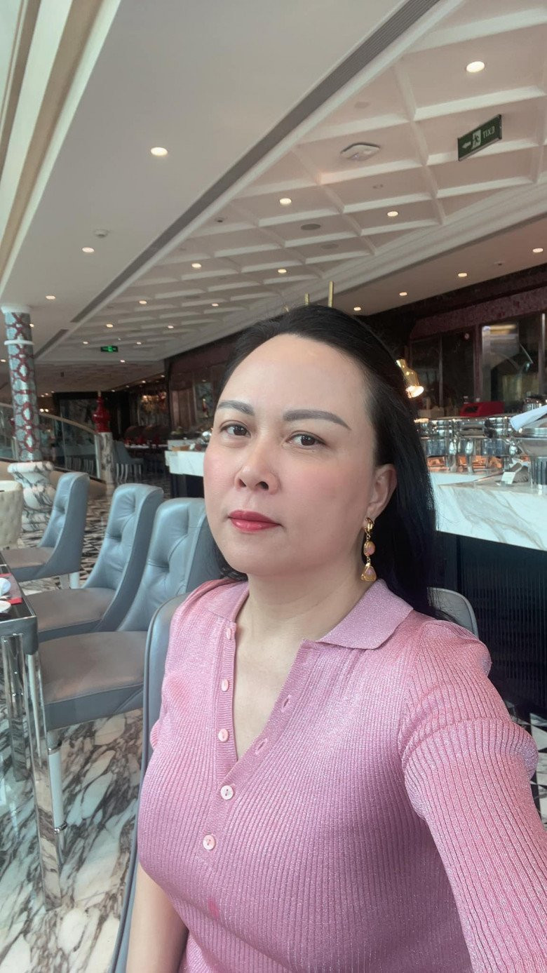 Đây không phải lần đầu tiên Phượng Chanel khoe làn da mộc mạc của mình. Những tấm hình chụp của nữ doanh nhân trên trang cá nhân luôn được ghi lại qua góc máy chụp thường, tự nhiên nhất.