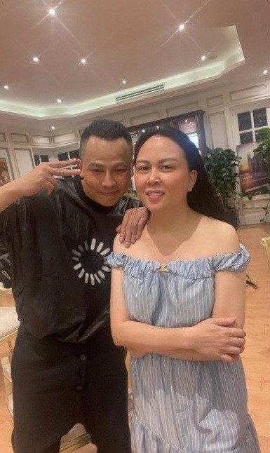 Trong khung hình, gương mặt mộc mạc của Phượng Chanel trước khi đi ngủ liền "gây sốt". Qua ống kính camera thường, Phượng Chanel để lộ nhan sắc tự nhiên với làn da căng bóng mịn màng.