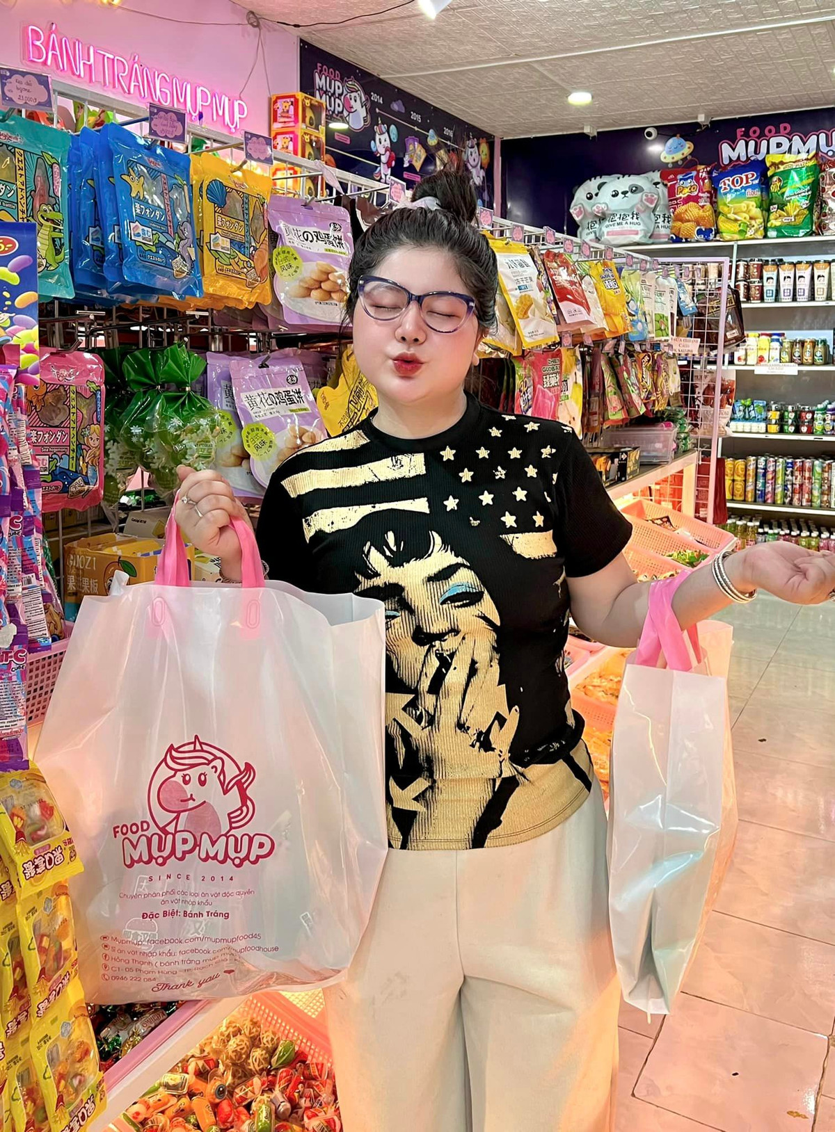 Điểm nổi bật của gái xinh là gương mặt xinh như búp bê, thân hình mũm mĩm nhưng biết cách ăn mặc sành điệu, khéo léo.