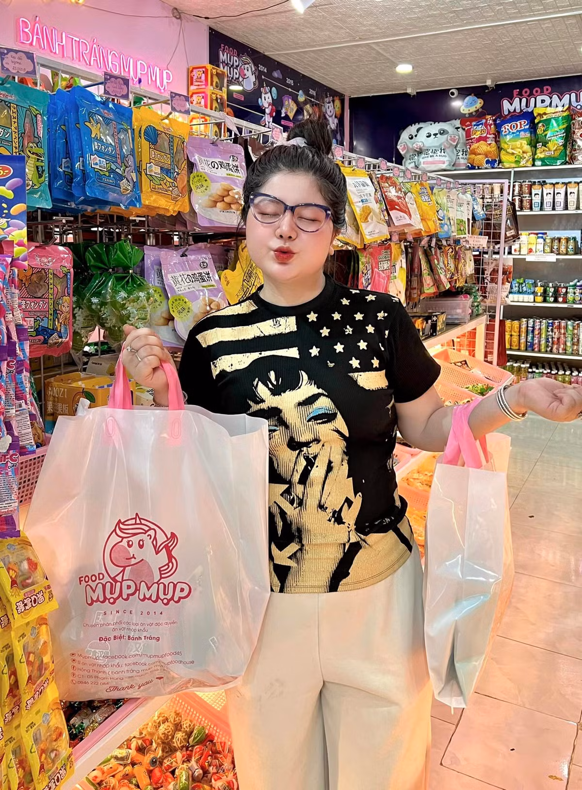 Điểm nổi bật của gái xinh là gương mặt xinh như búp bê, thân hình mũm mĩm nhưng biết cách ăn mặc sành điệu, khéo léo.