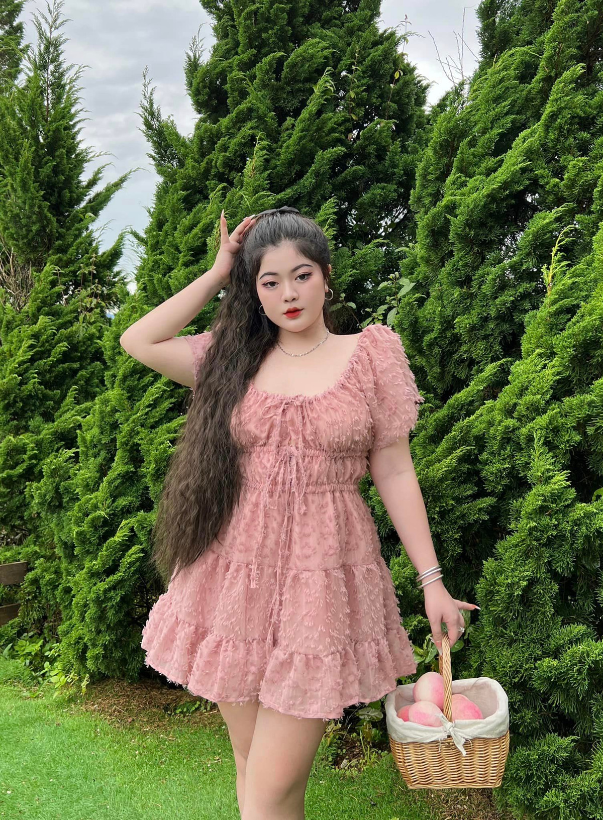 Ngày thường khi đi ra ngoài gặp bạn bè, đi chơi hoặc đi du lịch, Tú Quyên ưu tiên trang phục làm bản thân trở nên nổi bật nhất, tự tin nhất có thể.