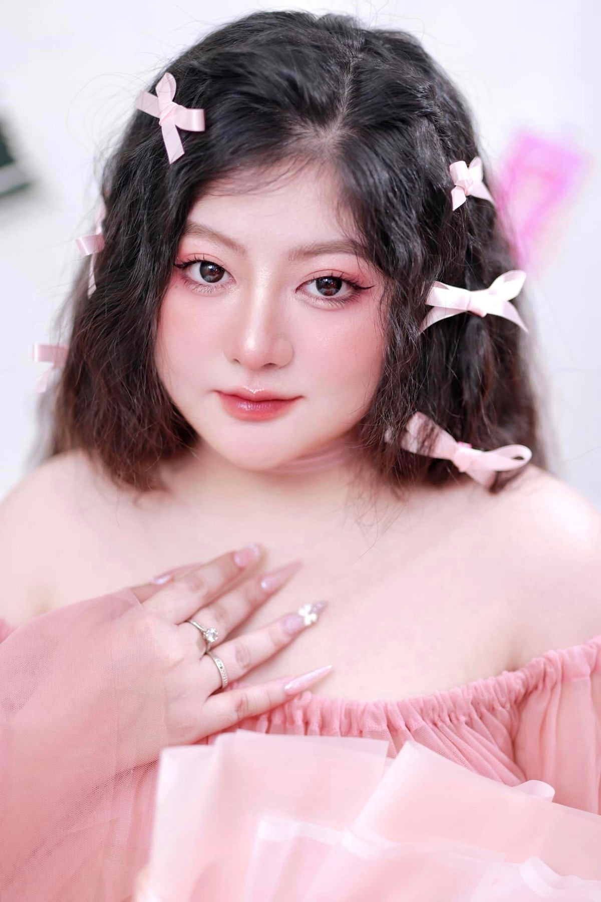 Nhìn những hình ảnh của hot girl Tú Quyên, mọi người chẳng những không chê thừa cân mà còn khen ngợi hết lời về ngoại hình.