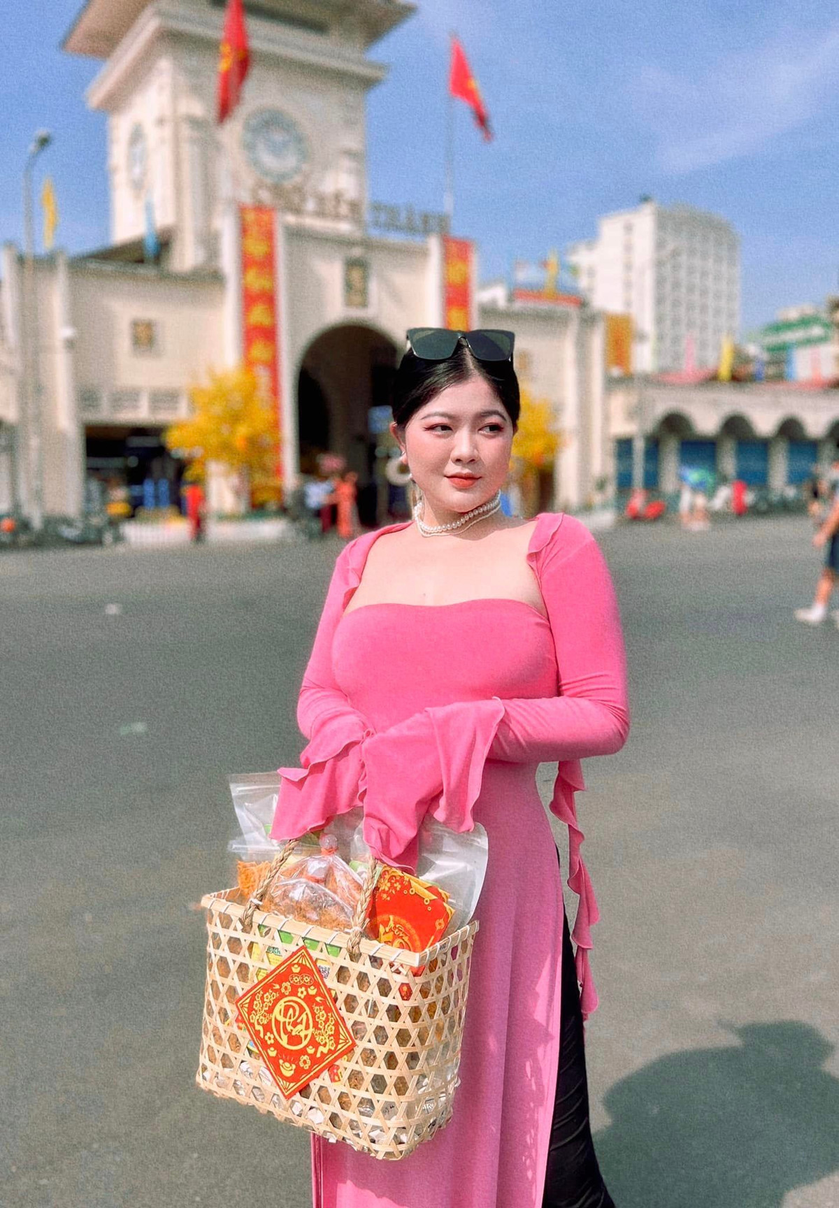 Cô có số đo 3 vòng 98-75-105 (cm), cao 1m57, cân nặng 60kg.