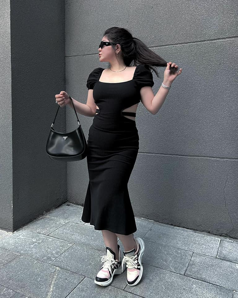 Trên trang cá nhân, nàng hot girl liên tục khiến netizen sốt xình xịch với những màn khoe dáng nóng bỏng.