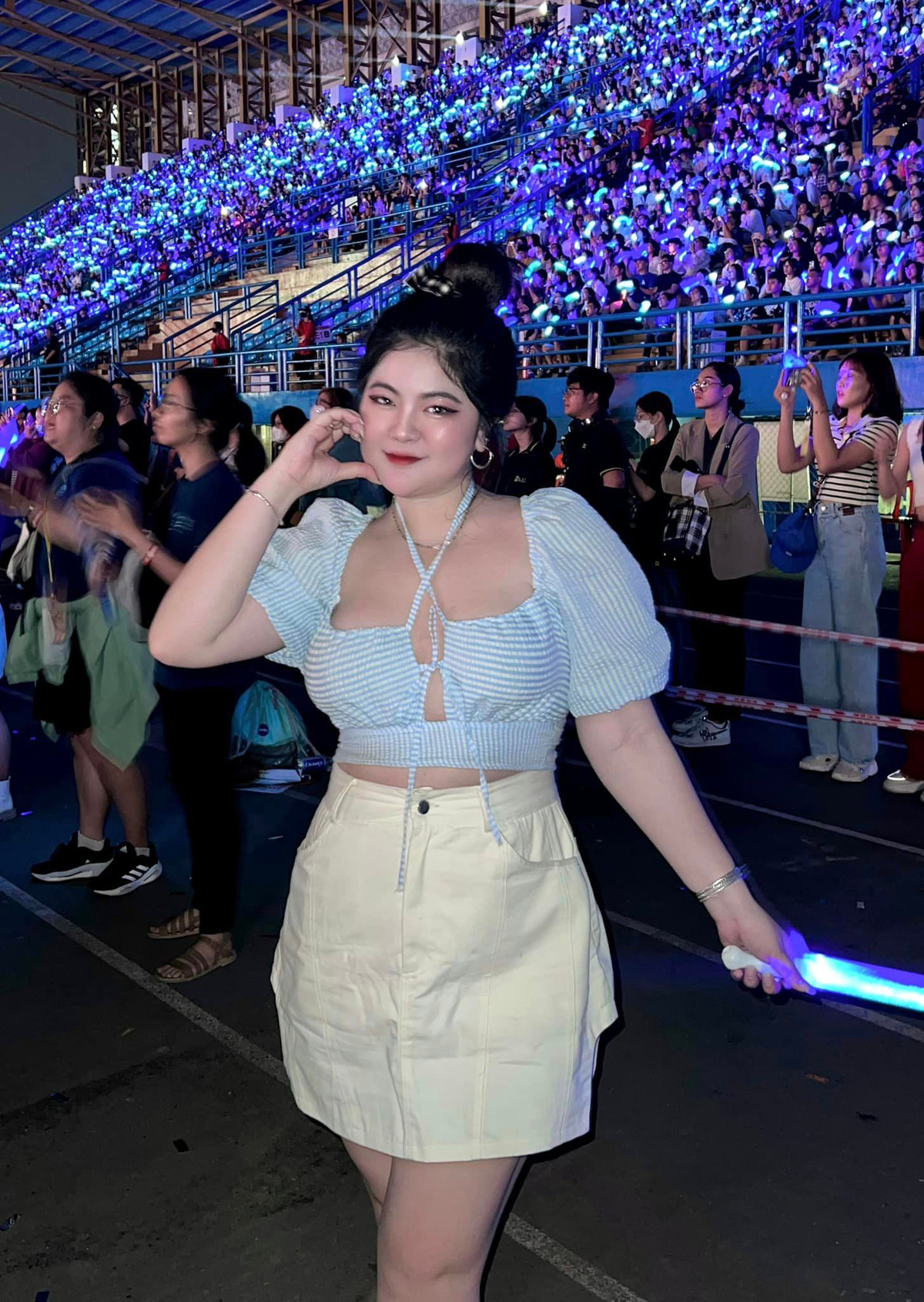 Nguyễn Thị Tú Quyên (biệt danh Quyên Emie) là hot girl được nhiều người biết đến từ năm 2019 khi những shoot hình đáng yêu của cô được lan truyền trên mạng xã hội.