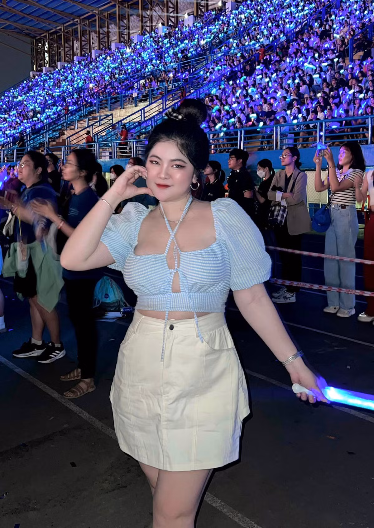 Nguyễn Thị Tú Quyên (biệt danh Quyên Emie) là hot girl được nhiều người biết đến từ năm 2019 khi những shoot hình đáng yêu của cô được lan truyền trên mạng xã hội.