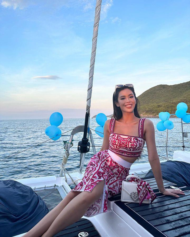 Cô thường xuyên trở thành khách mời trong các sự kiện của những thương hiệu nổi tiếng thế giới như: Burberry, Santoni, Gianvito Rossi, Dolce&amp;Gabbana... và từng được vinh danh tại các giải thưởng thời trang trong nước.