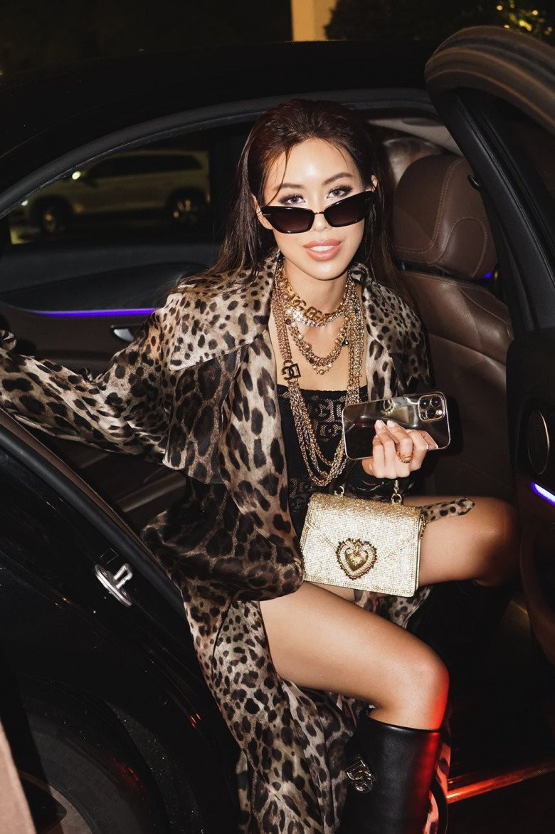 Bên cạnh đó, làn da nâu khỏe khoắn cùng lối trang điểm hơi hướng phương Tây giúp người đẹp sinh năm 1997 càng thêm nổi bật.