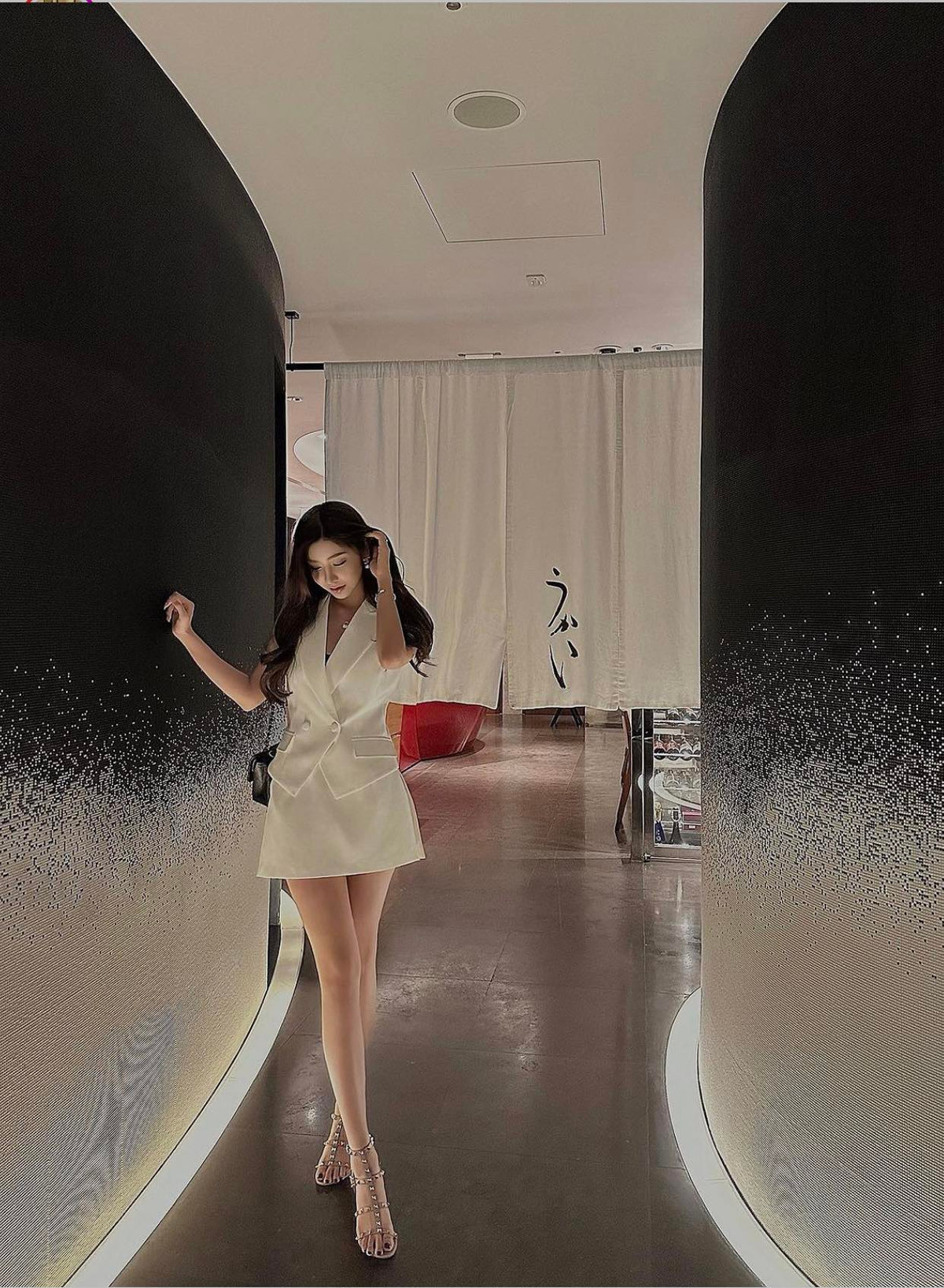 Cô gái Đài Loan cũng sở hữu đường nét gương mặt hài hòa và nụ cười tươi dễ gây thiện cảm với người đối diện.