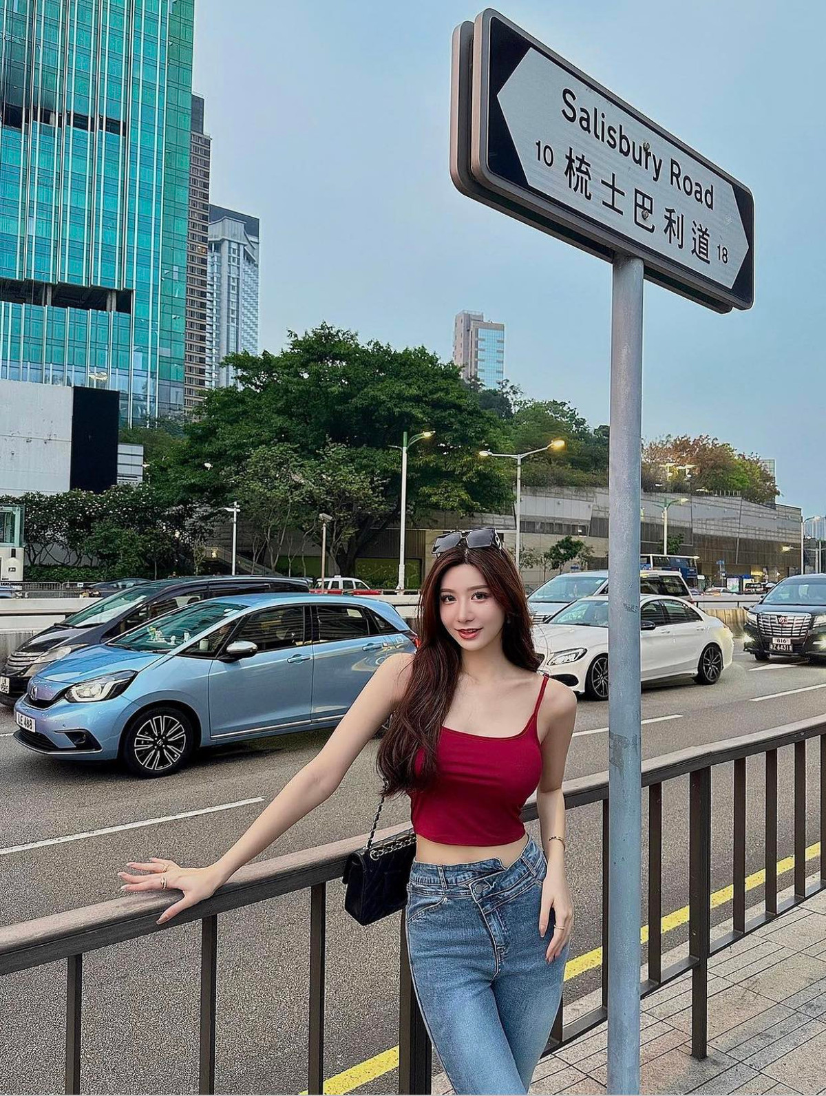 Sở hữu chiều cao 1m75, Mia có đôi chân dài thướt tha và vô cùng nuột nà, những khoảnh khắc khoe chân của cô nhận được hàng ngàn lượt yêu thích.