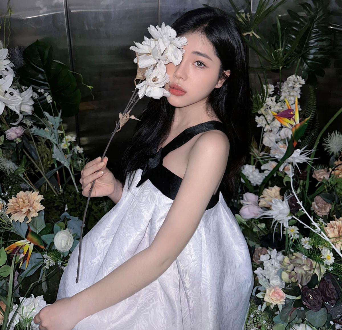 Cô nàng hiện kinh doanh online trong lĩnh vực làm đẹp. Chu Hồng Nghi được người hâm mộ nhận xét có vóc dáng cuốn hút, gợi cảm khó rời mắt.