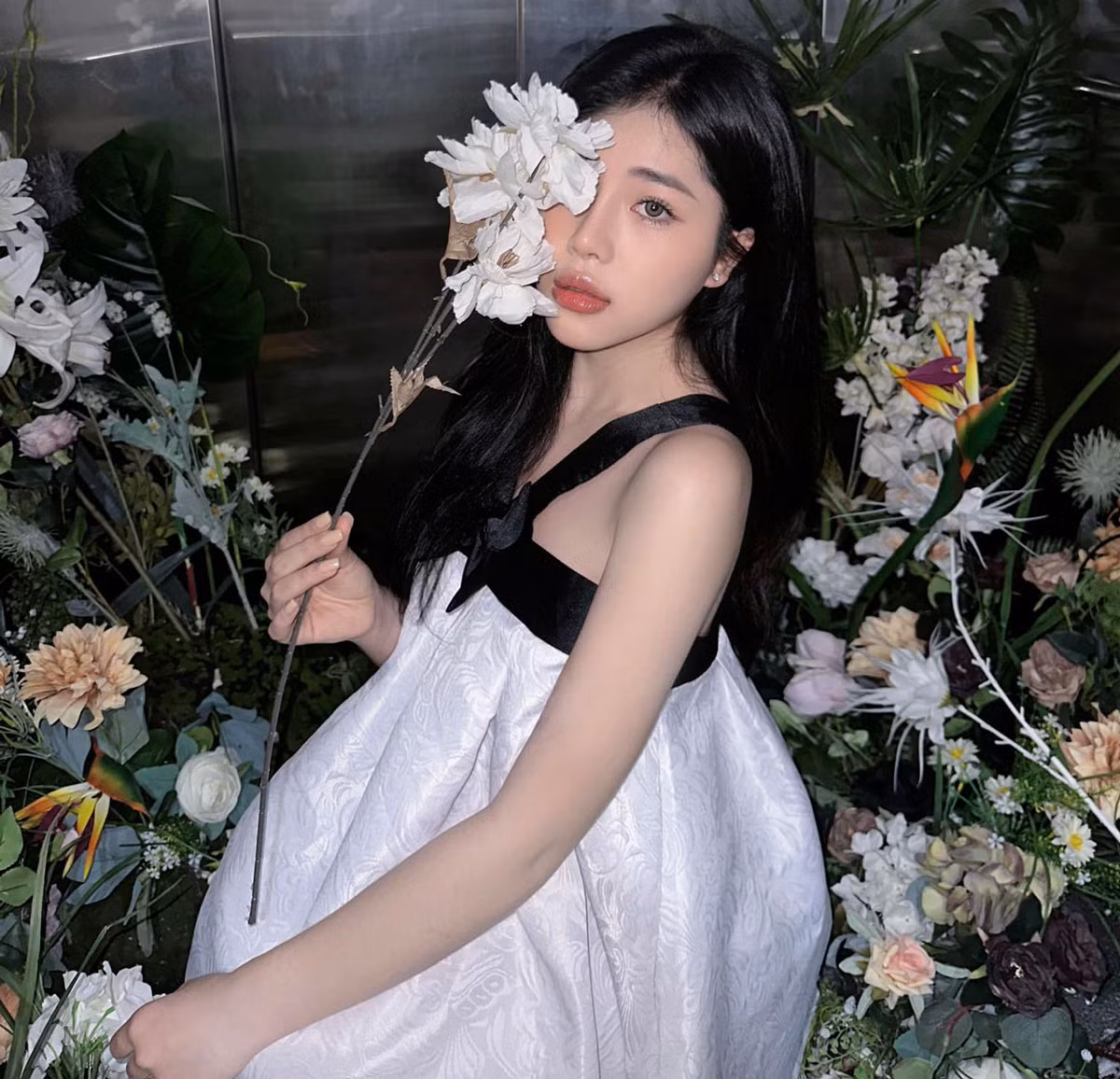 Cô nàng hiện kinh doanh online trong lĩnh vực làm đẹp. Chu Hồng Nghi được người hâm mộ nhận xét có vóc dáng cuốn hút, gợi cảm khó rời mắt.