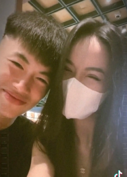 Tiền vệ Nguyễn Văn Trường cũng có cô bạn gái xinh đẹp tên Bùi Minh Trang, cả hai được nhận xét là xứng đôi.