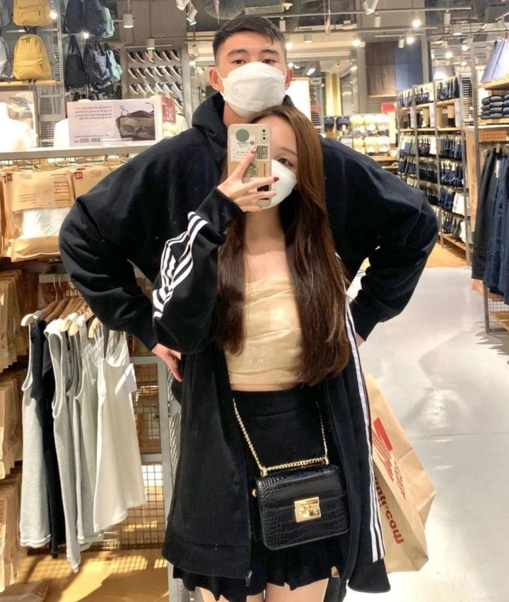 Trong dàn cầu thủ U23 Việt Nam, thủ môn Quan Văn Chuẩn (SN 2001) là người hiếm hoi công khai chuyện tình cảm trên MXH. Được biết, người yêu của anh là Nguyễn Vũ Dương Hà, hơn thủ thành người Tuyên Quang 3 tuổi.