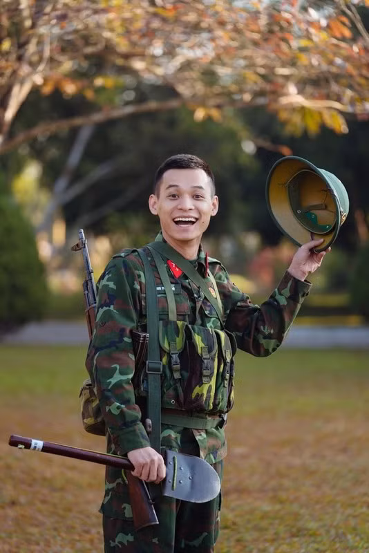 Dù nhiều năm trôi qua, Độ Mixi vẫn giữ được sức hút của riêng mình mỗi khi xuất hiện trước truyền thông.