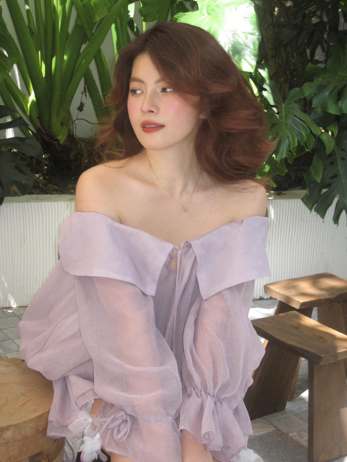 Sau gần 4 năm được biết đến, nhan sắc và cuộc sống của nàng hot girl ngành Thiết kế có nhiều thay đổi. Không còn gắn liền với cặp kính cận, Thuỵ Hân gợi cảm và quyến rũ hơn nhiều.