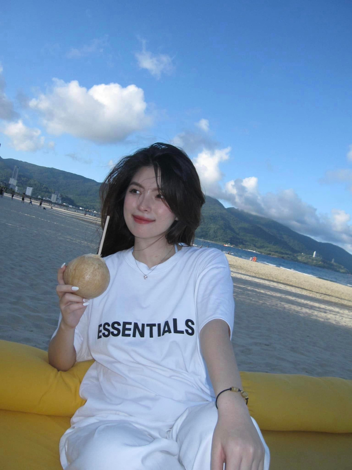 Thụy Hân và Minh Bình đã có 4 năm bên nhau. Cả hai được xem là một trong những cặp đôi trai tài gái sắc trong giới bóng đá Việt Nam. Ảnh: FBNV