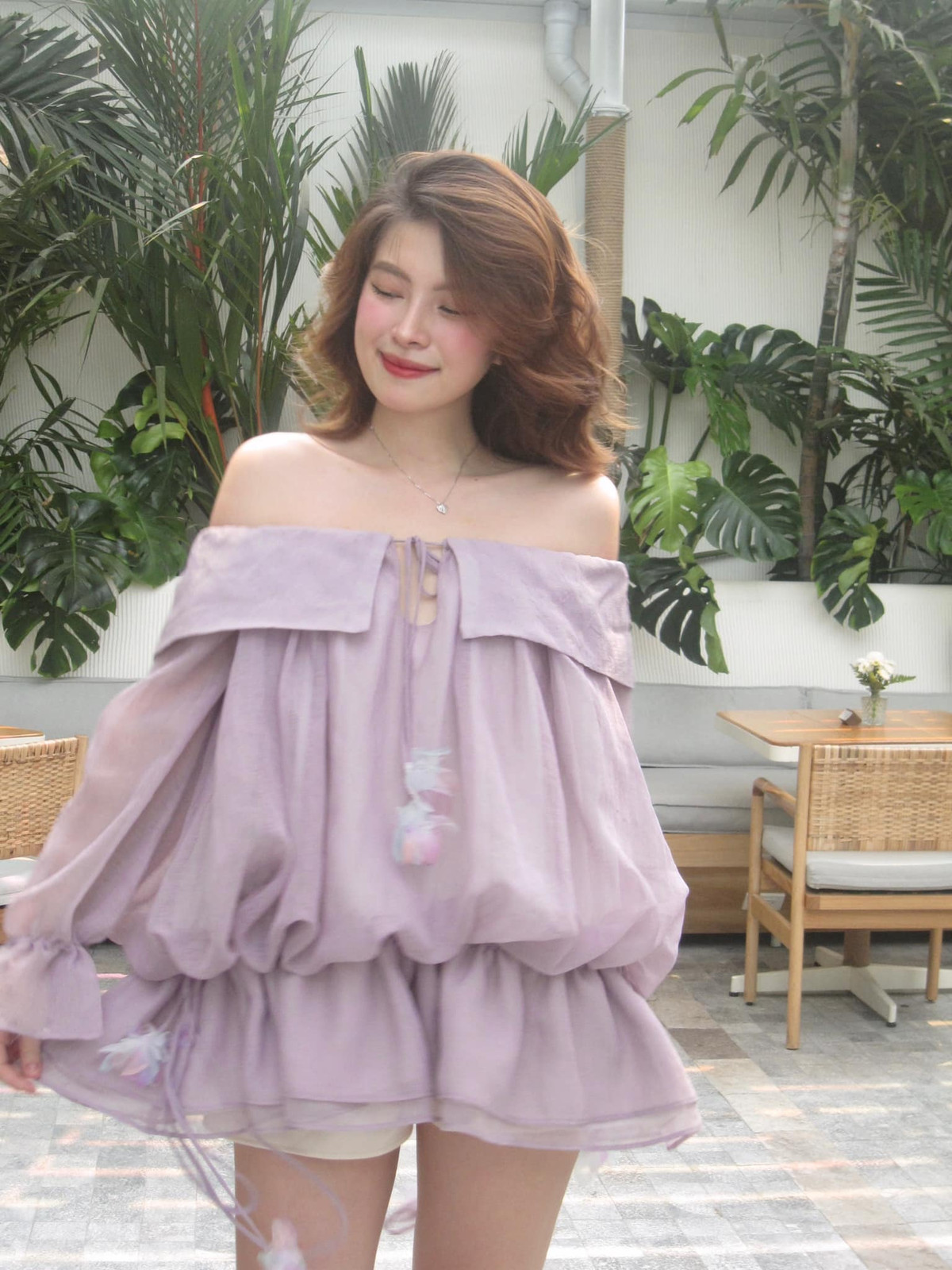 Dù ở khung hình nào, cô đều toát lên thần thái sang chảnh, quyến rũ.